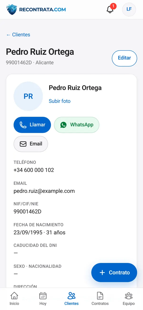 Ficha de cliente en el móvil con botones de llamar y WhatsApp